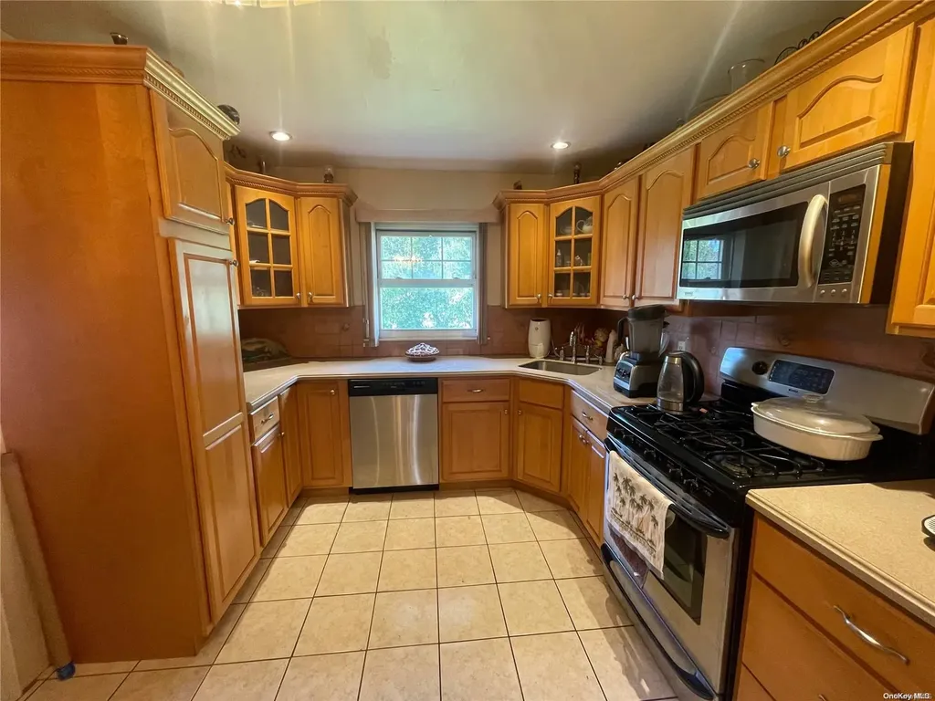 178 Lenox Avenue Uniondale NY 11553