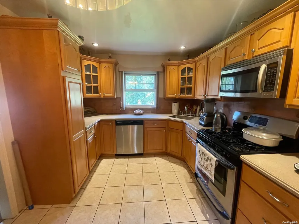 178 Lenox Avenue Uniondale NY 11553