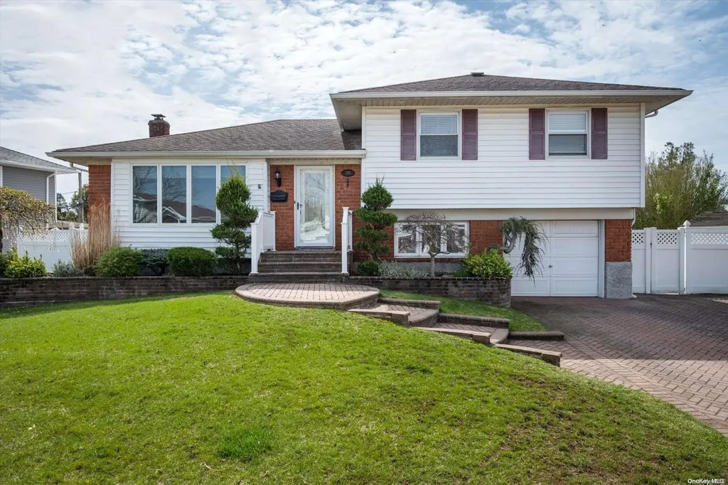 30 Eagle Lane Farmingdale NY 11735