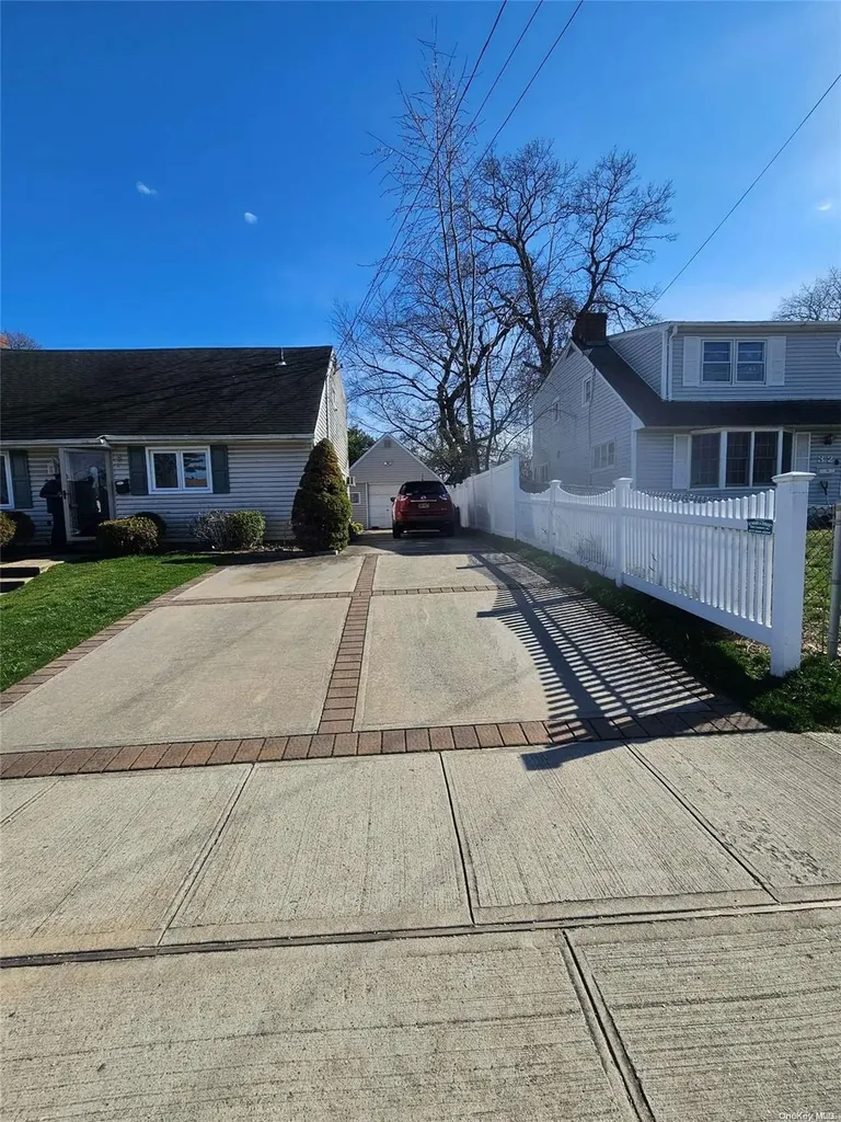 34 E Gate Copiague NY 11726