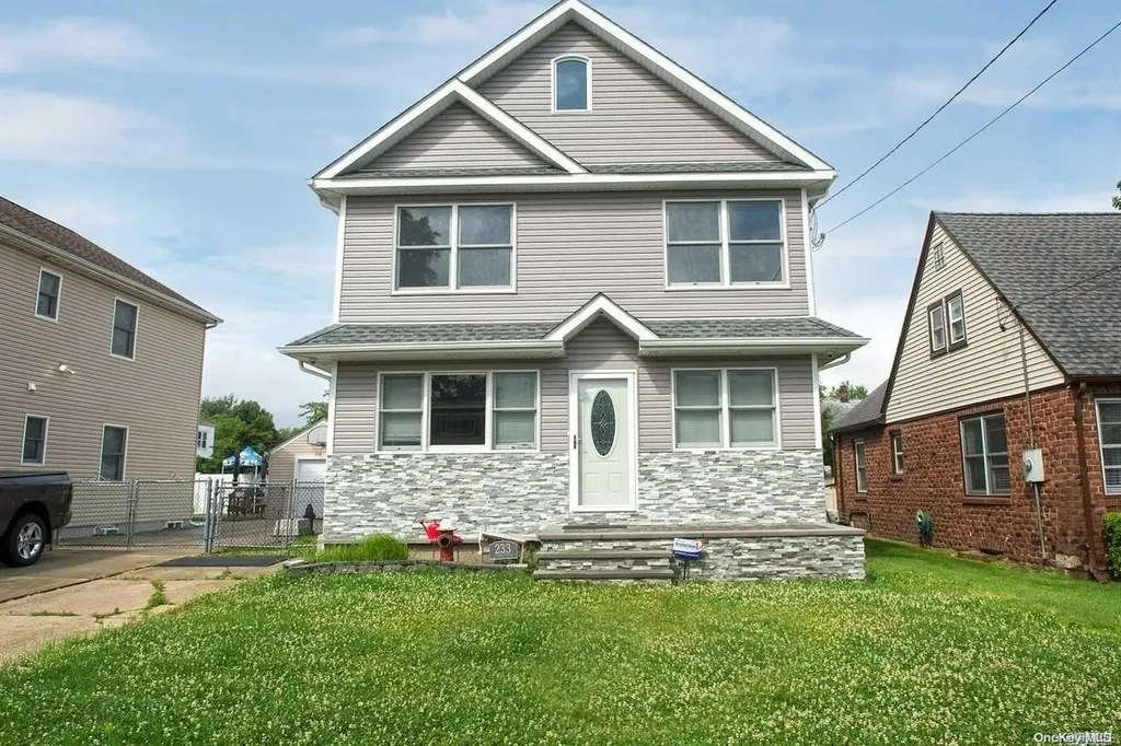 233 Andrews Road Mineola NY 11501