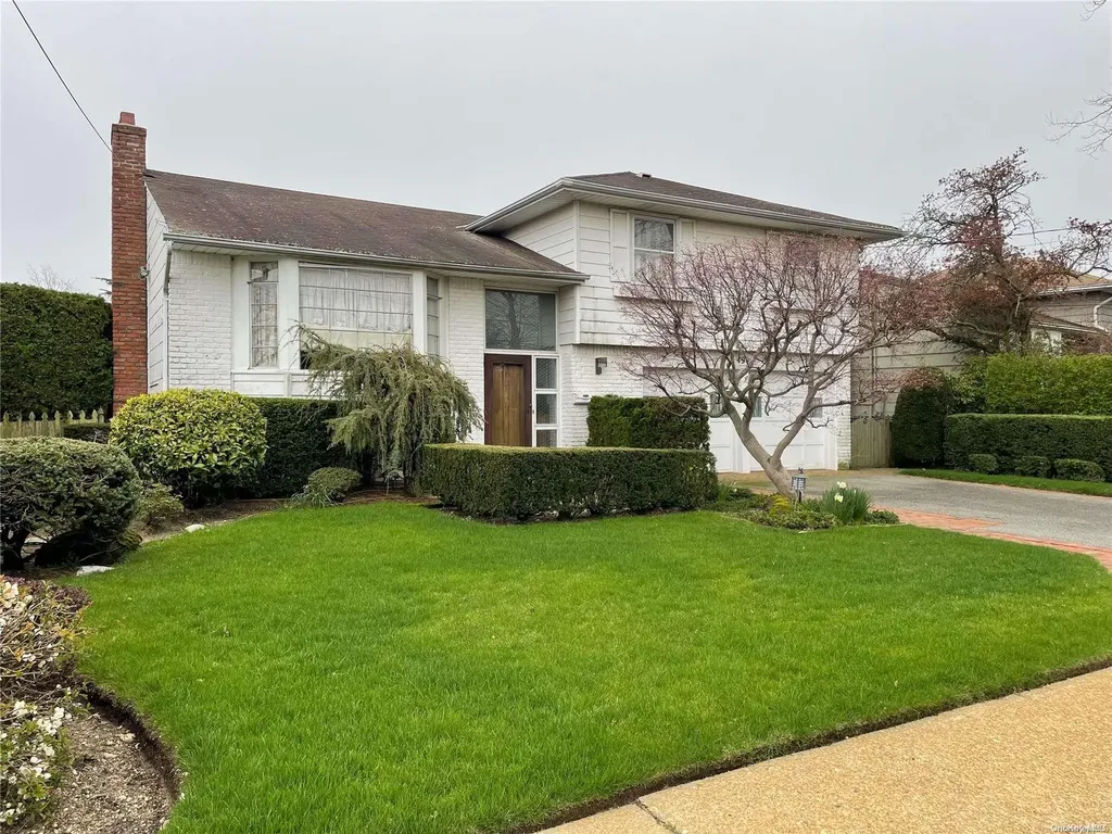 1902 Edward Lane Merrick NY 11566