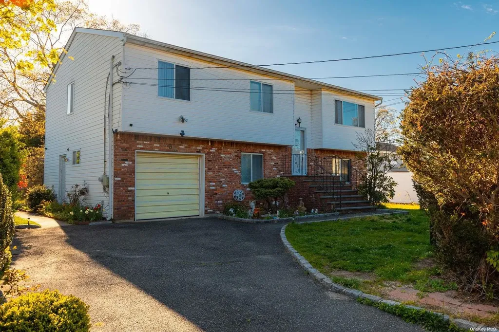 35 Brookdale Drive Bay Shore NY 11706