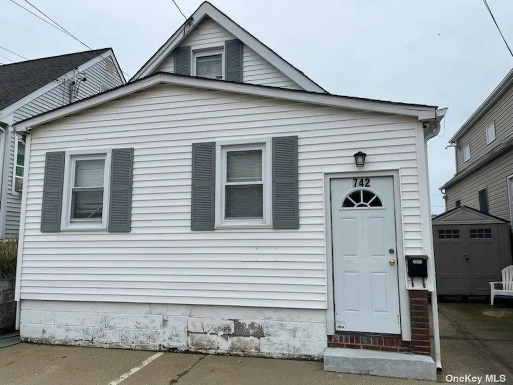 742 S 9th Street Lindenhurst NY 11757