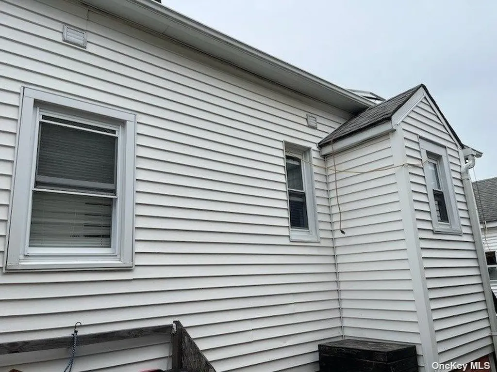 742 S 9th Street Lindenhurst NY 11757