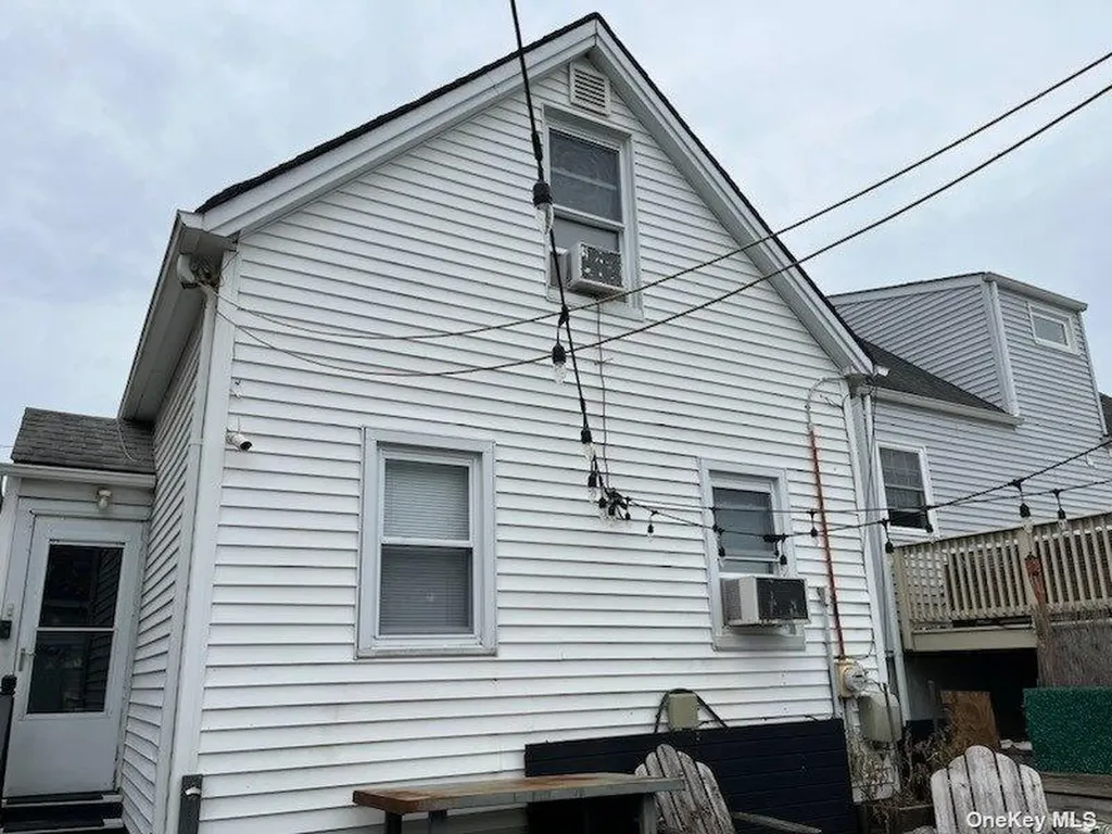 742 S 9th Street Lindenhurst NY 11757