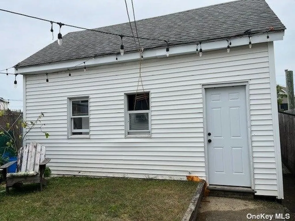 742 S 9th Street Lindenhurst NY 11757