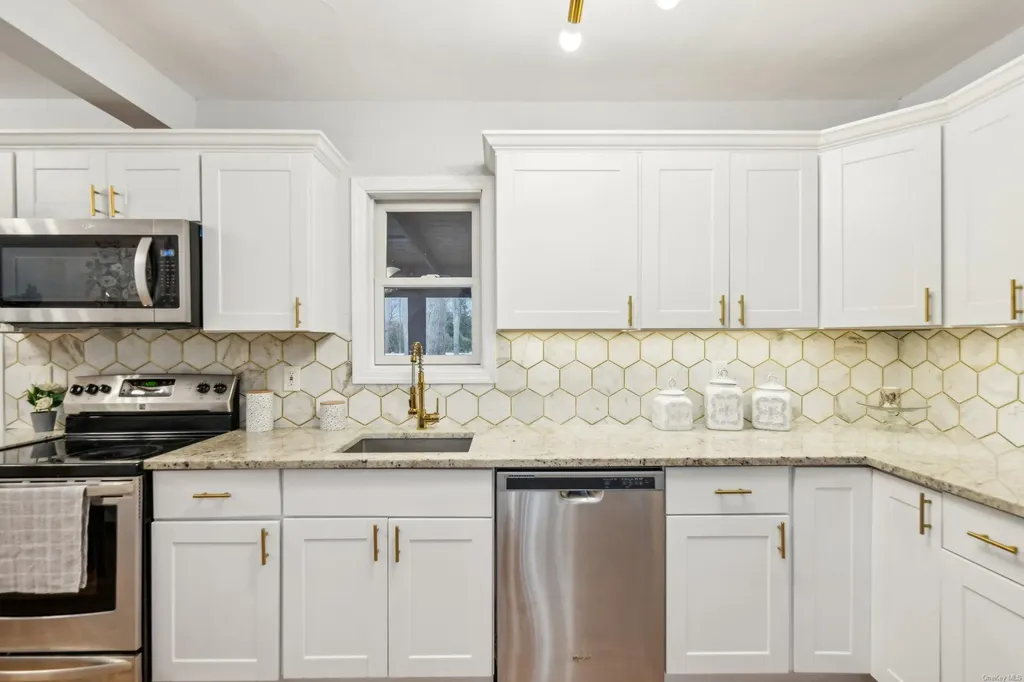 52 Mc Cue Lane Babylon NY 11702