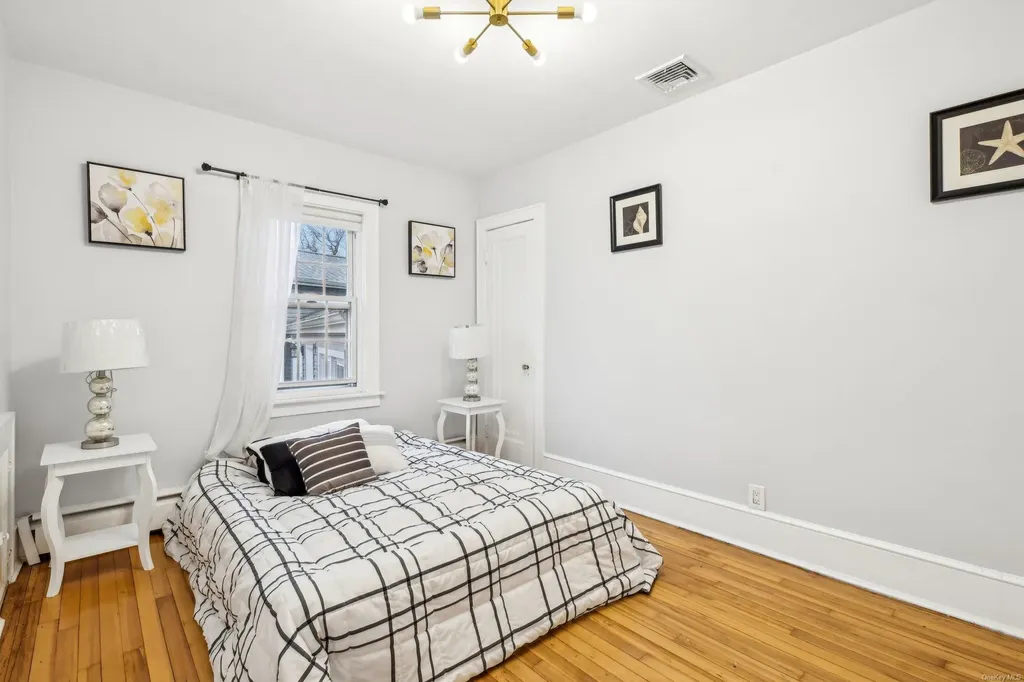 52 Mc Cue Lane Babylon NY 11702
