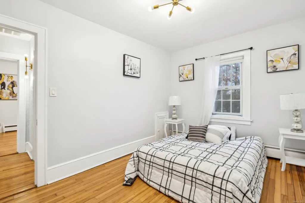 52 Mc Cue Lane Babylon NY 11702