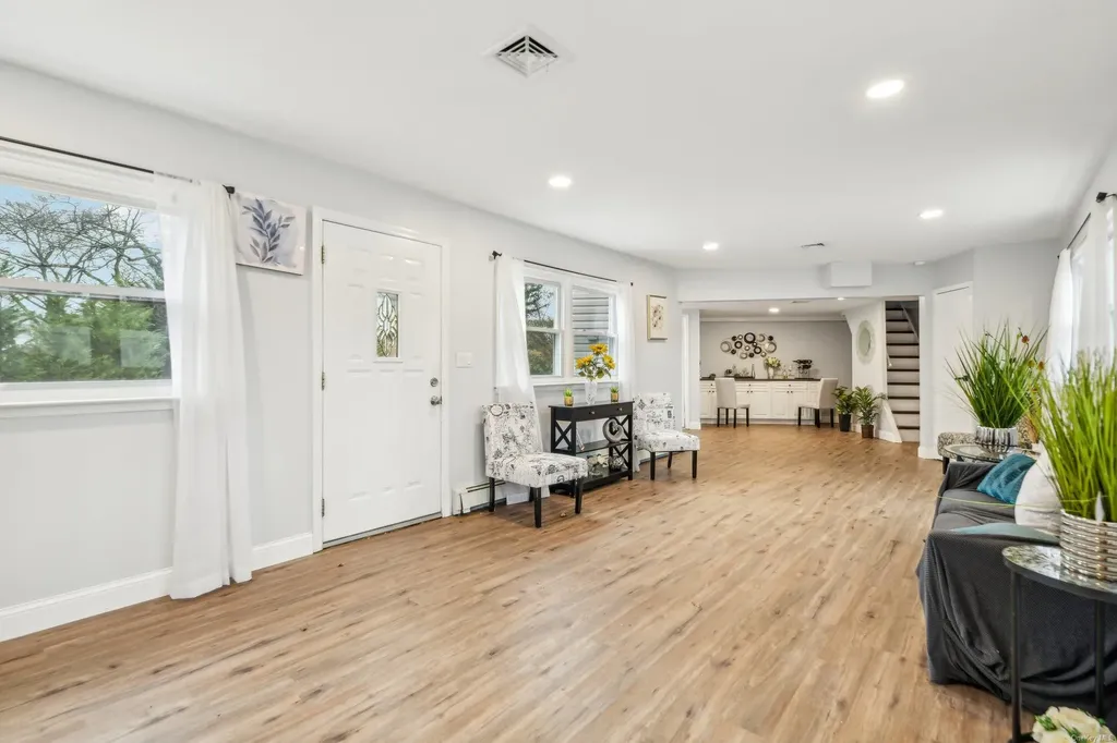 52 Mc Cue Lane Babylon NY 11702
