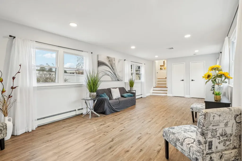 52 Mc Cue Lane Babylon NY 11702