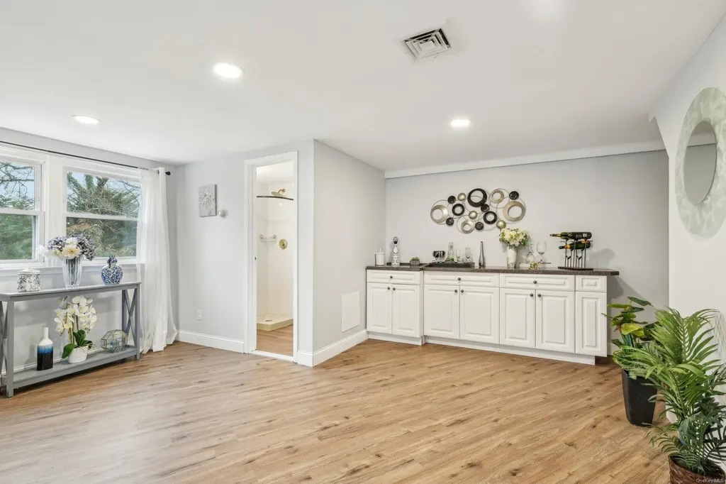 52 Mc Cue Lane Babylon NY 11702