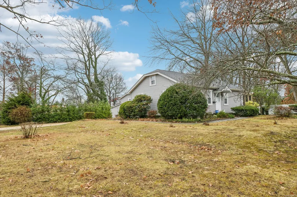 52 Mc Cue Lane Babylon NY 11702