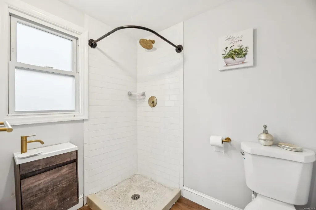 52 Mc Cue Lane Babylon NY 11702