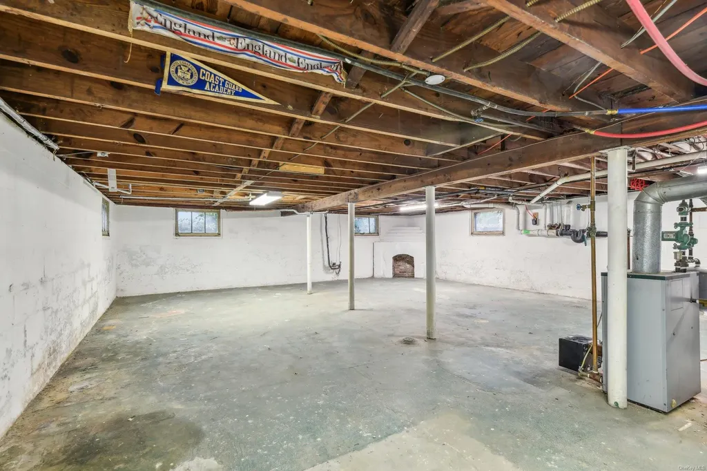 52 Mc Cue Lane Babylon NY 11702