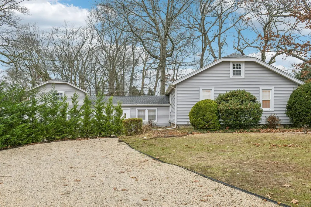 52 Mc Cue Lane Babylon NY 11702