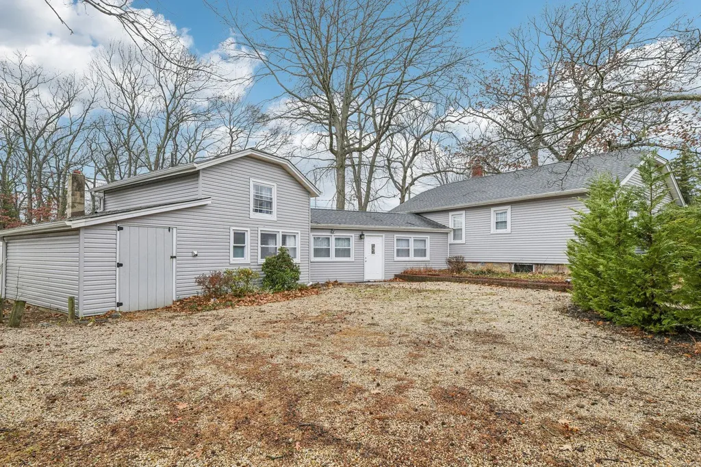 52 Mc Cue Lane Babylon NY 11702