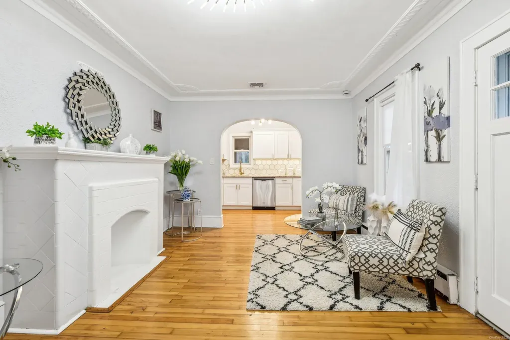 52 Mc Cue Lane Babylon NY 11702
