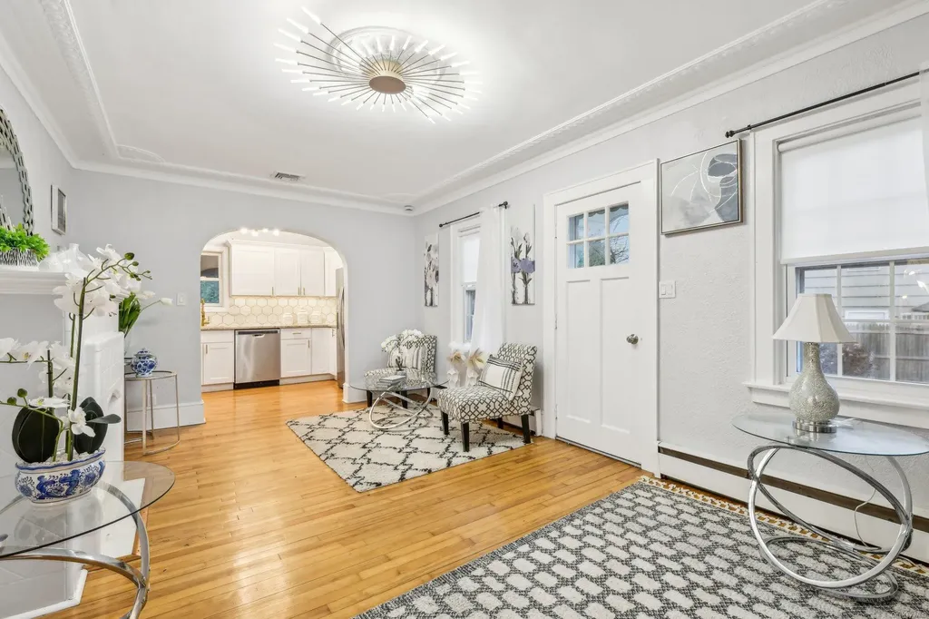 52 Mc Cue Lane Babylon NY 11702