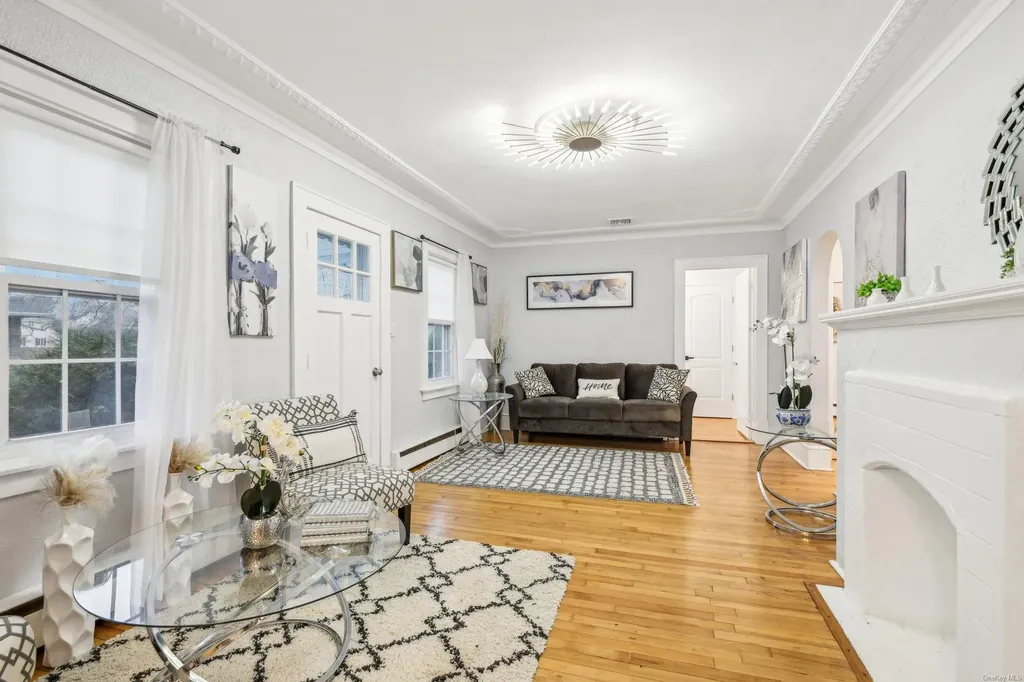 52 Mc Cue Lane Babylon NY 11702