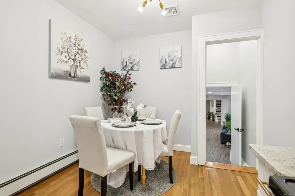 52 Mc Cue Lane Babylon NY 11702