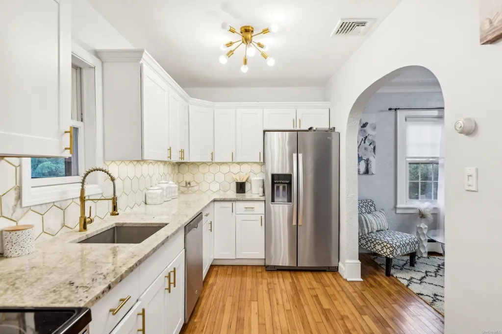 52 Mc Cue Lane Babylon NY 11702