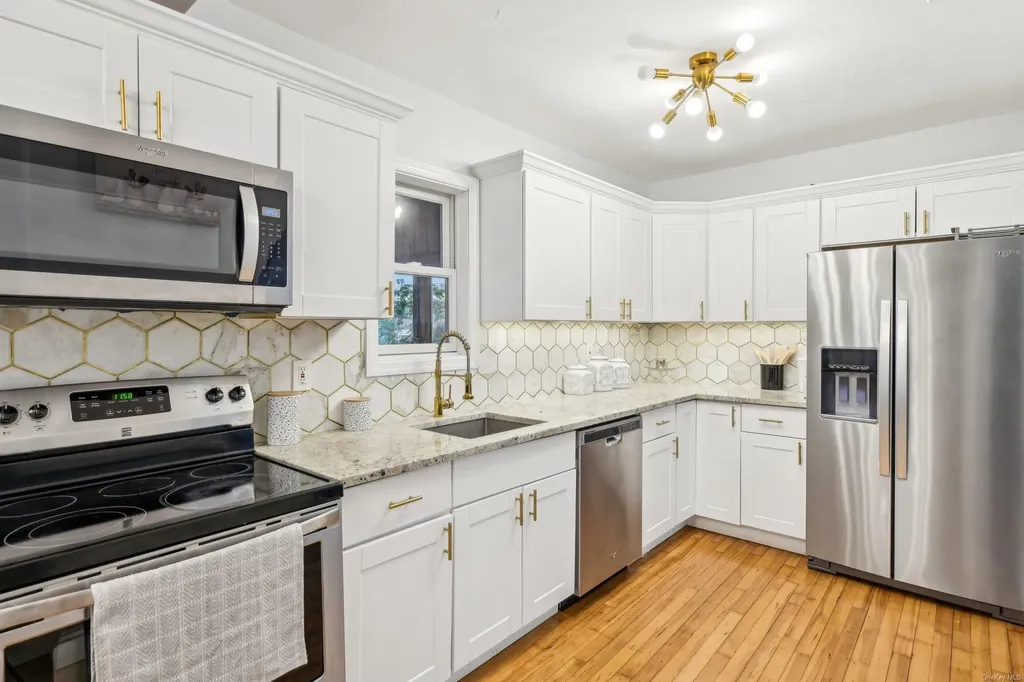 52 Mc Cue Lane Babylon NY 11702