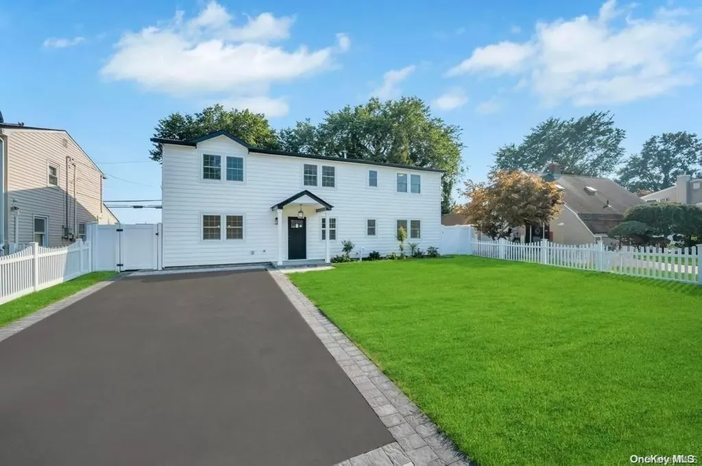 88 Squirrel Lane Levittown NY 11756
