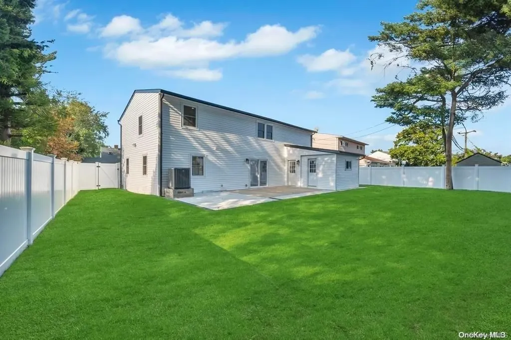 88 Squirrel Lane Levittown NY 11756