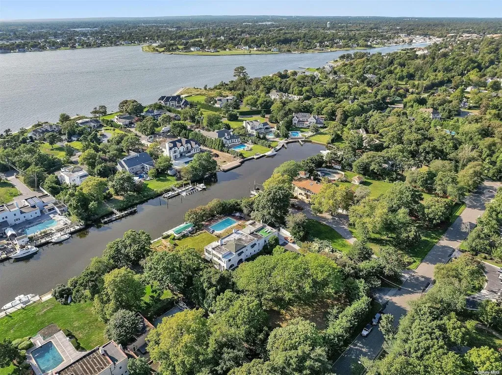 88 E Bayberry Road Islip NY 11751