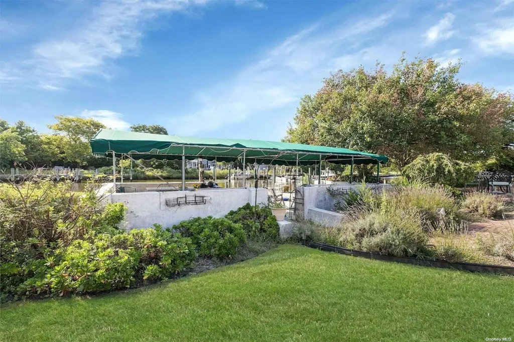 88 E Bayberry Road Islip NY 11751