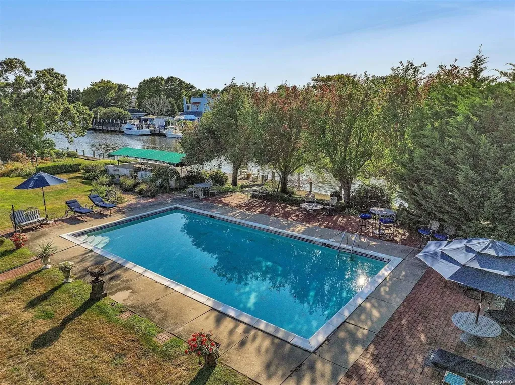 88 E Bayberry Road Islip NY 11751