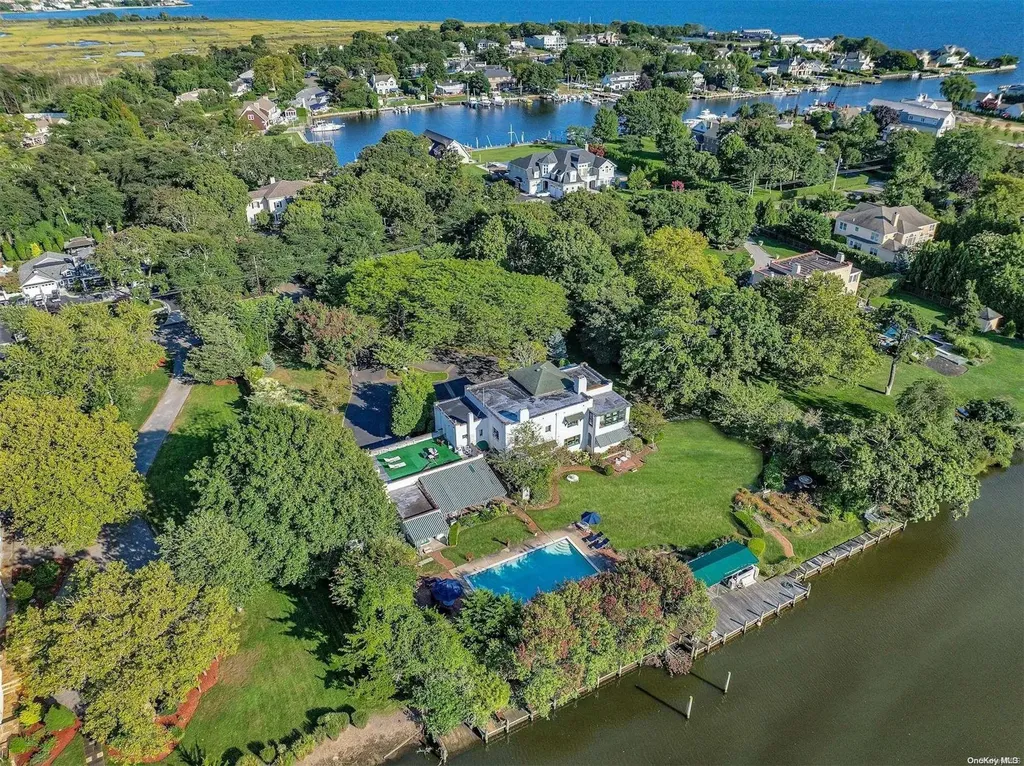 88 E Bayberry Road Islip NY 11751