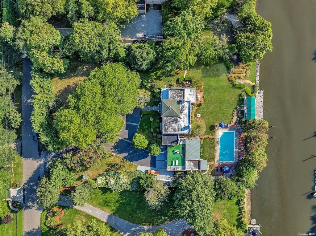88 E Bayberry Road Islip NY 11751