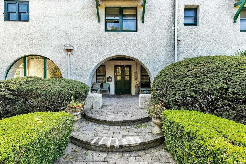 88 E Bayberry Road Islip NY 11751