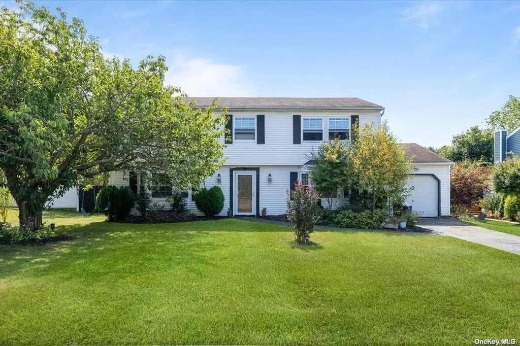 73 Rustic Avenue Medford NY 11763