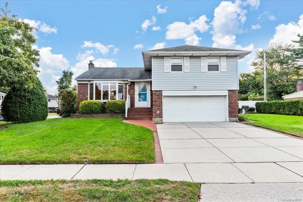 122 Manor Street Plainview NY 11803
