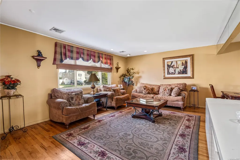 3518 Bayfield Boulevard Oceanside NY 11572