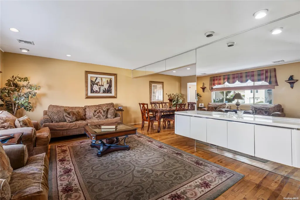 3518 Bayfield Boulevard Oceanside NY 11572