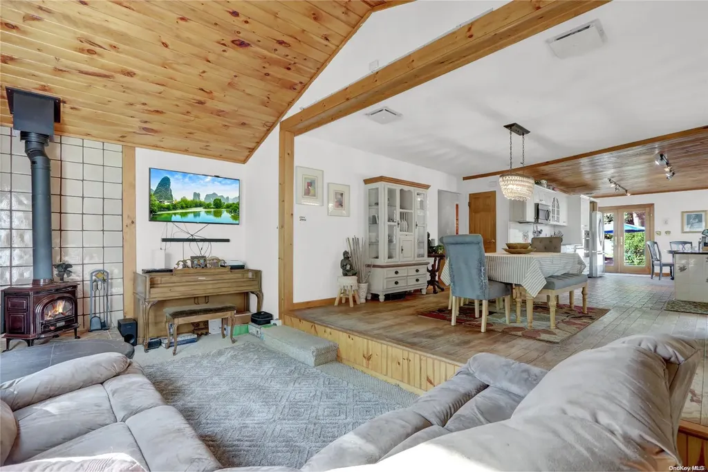 46 Baldwin Path Deer Park NY 11729