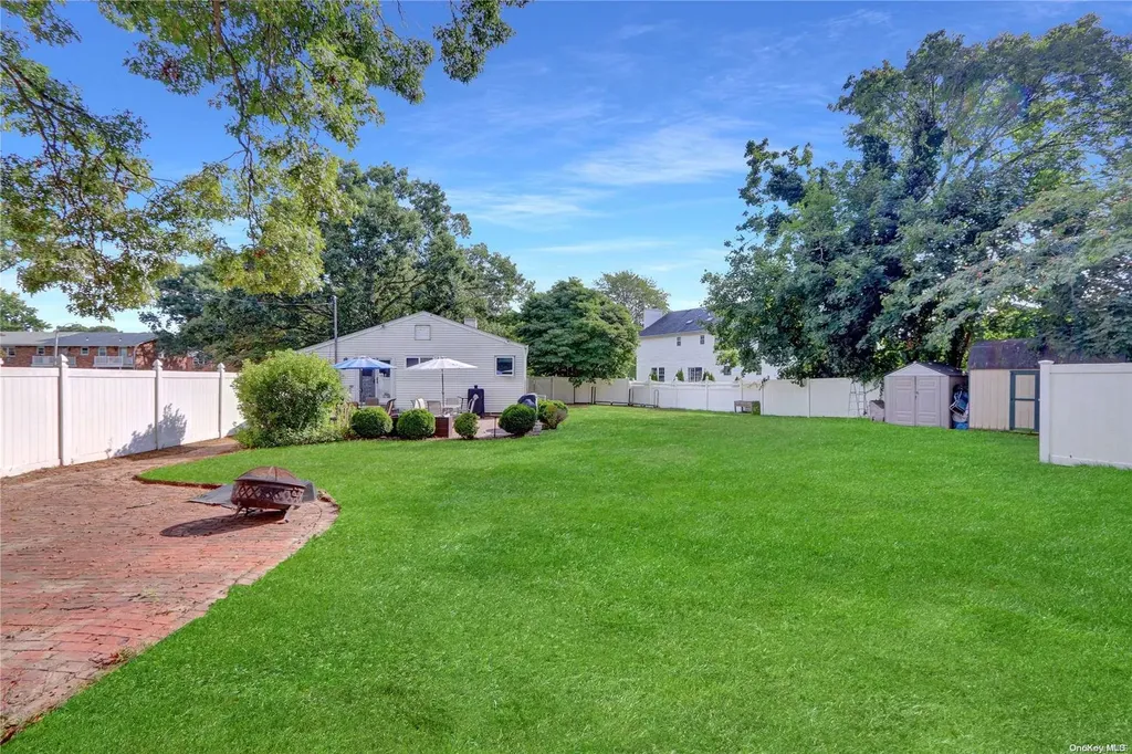 46 Baldwin Path Deer Park NY 11729