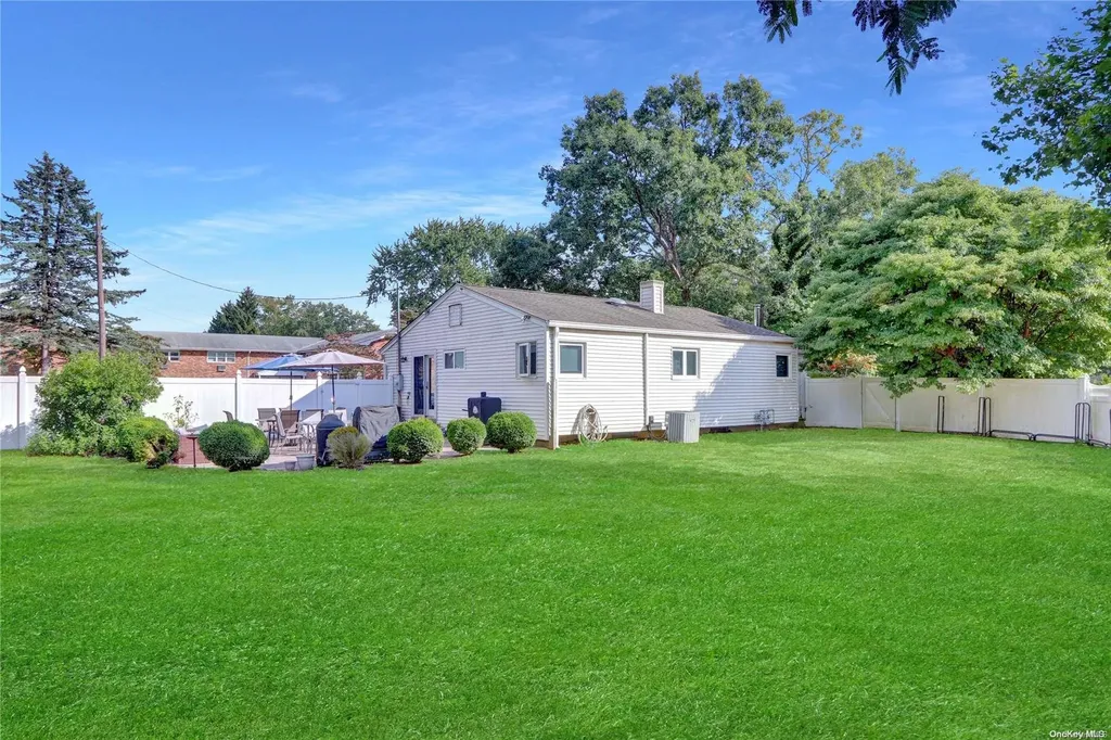 46 Baldwin Path Deer Park NY 11729
