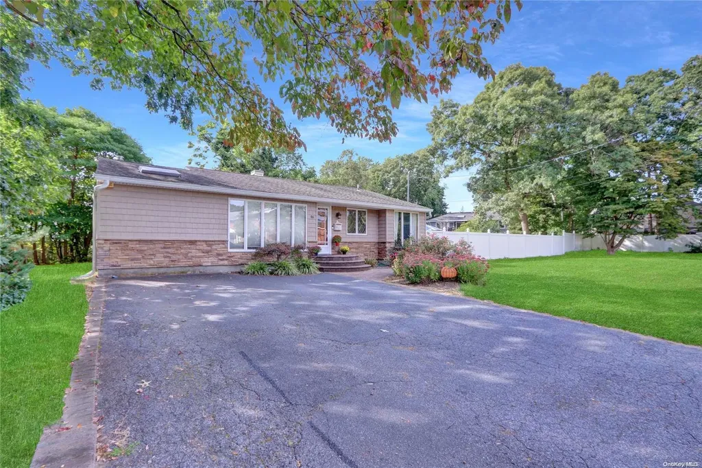 46 Baldwin Path Deer Park NY 11729