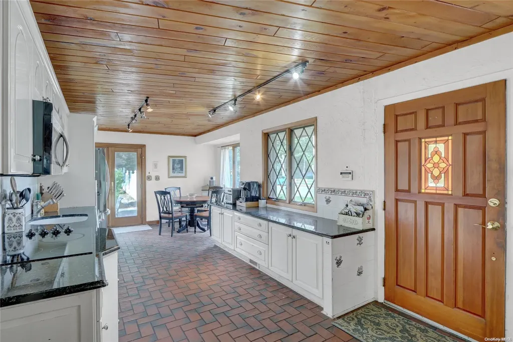 46 Baldwin Path Deer Park NY 11729