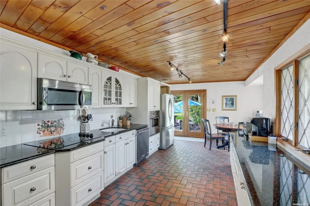 46 Baldwin Path Deer Park NY 11729