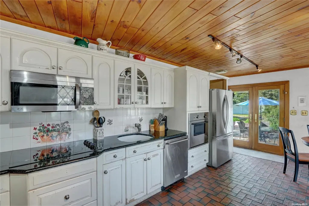 46 Baldwin Path Deer Park NY 11729
