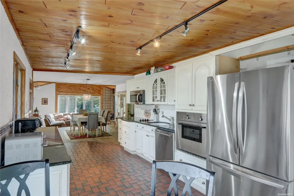 46 Baldwin Path Deer Park NY 11729
