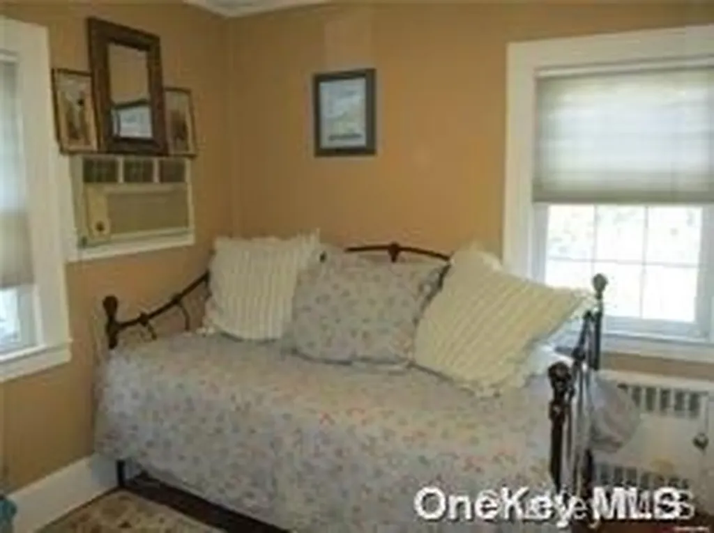 1550 Moffitt Avenue Hewlett NY 11557