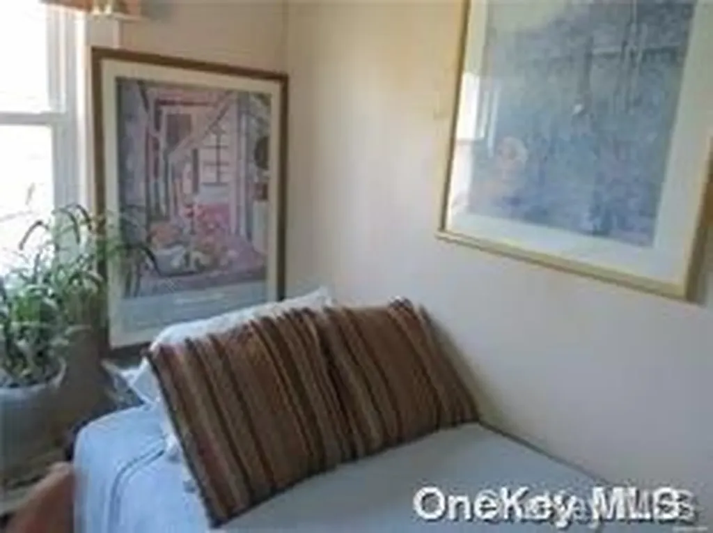 1550 Moffitt Avenue Hewlett NY 11557